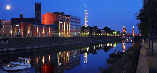 Der Innenhafen, das Schwanentor und der bunt beleuchtete Stadtwerketurm anlässlich der Worldgames in Duisburg 2005